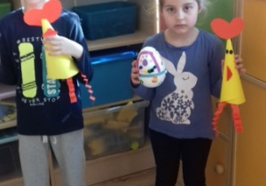 Bartek i Zuzia prezentują swoje pracę - "Jajko o kurę"